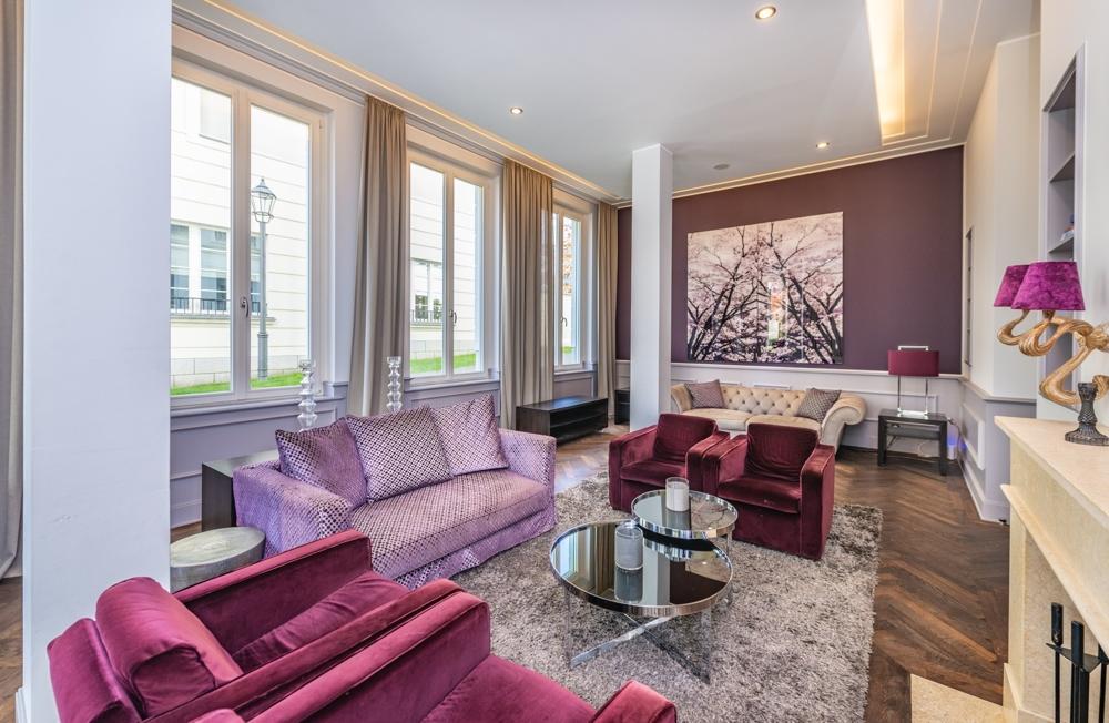 Wohnen in hochwertigem Ambiente mit internationalem Flair. Möblierte 2 Zimmer-Dachterrassen-Wohnung - Photo 1