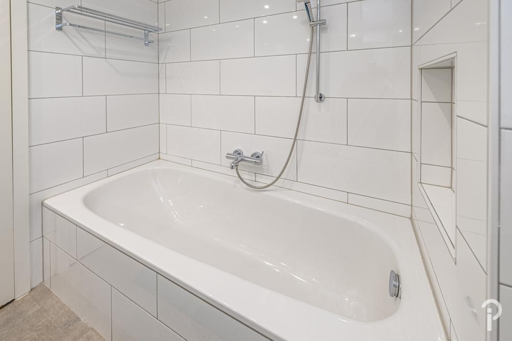 Bad mit Badewanne