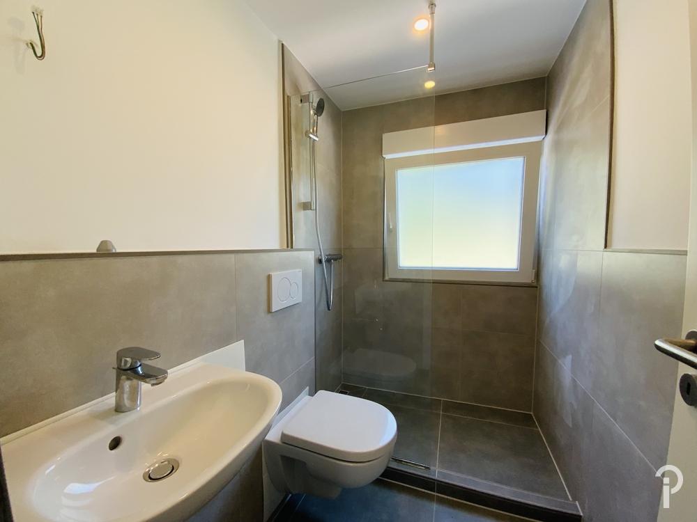 Einfamilienhaus mit 5 Zimmern und 2 Bädern, großem Garten ideal für Familien. Komplett saniert! - Foto 2