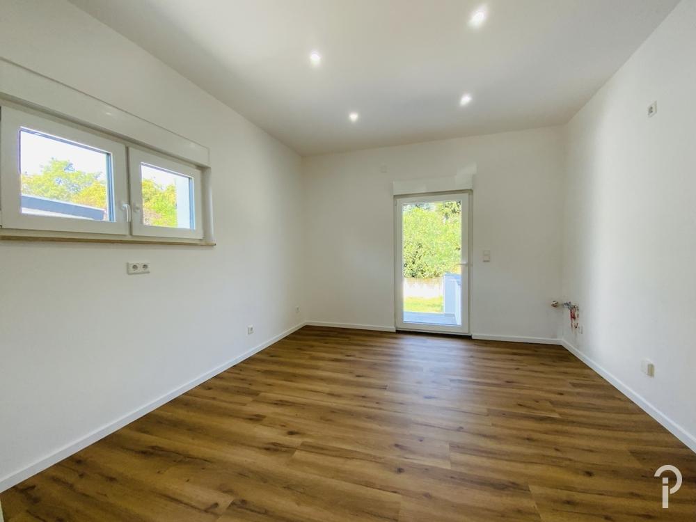 Einfamilienhaus mit 5 Zimmern und 2 Bädern, großem Garten ideal für Familien. Komplett saniert! - Foto 1
