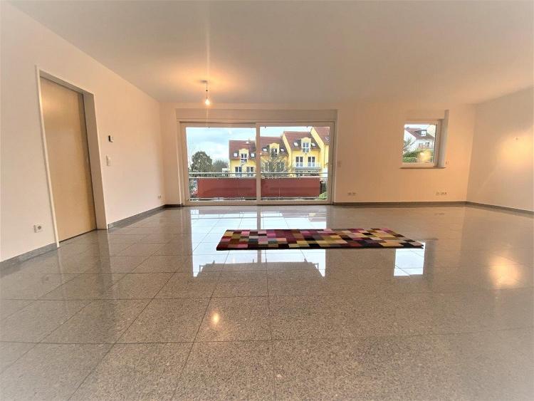 Wohn-Essbereich Blick zum Balkon