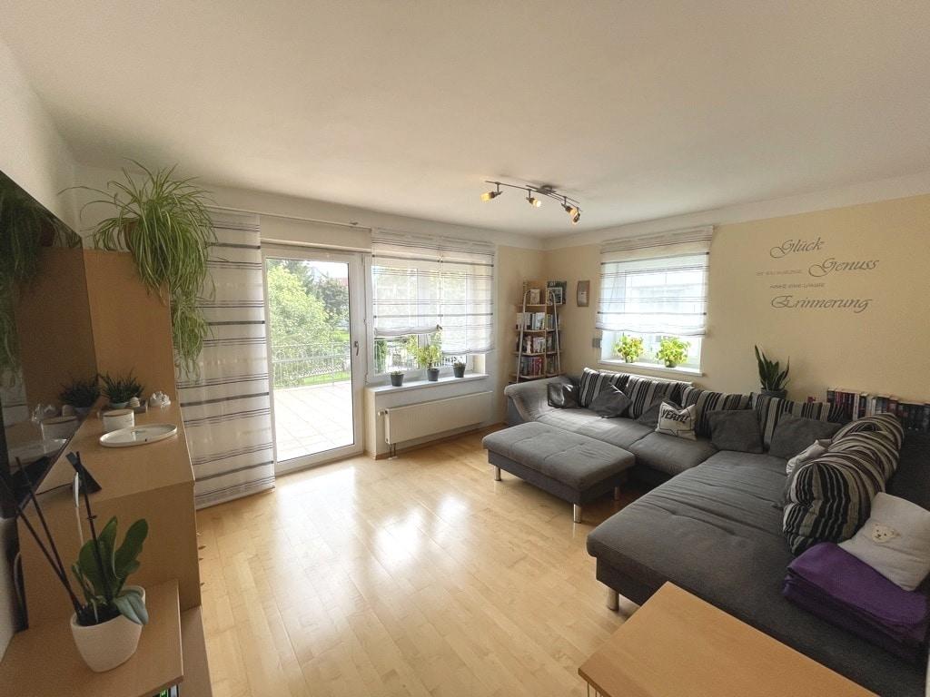 Wohnzimmer mit Zugang zur Dachterrasse