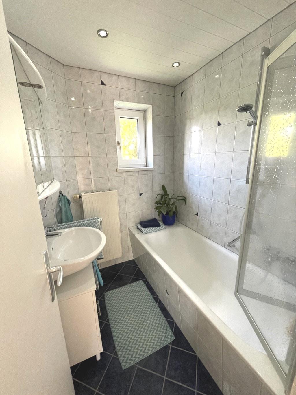 Bad mit Badewanne