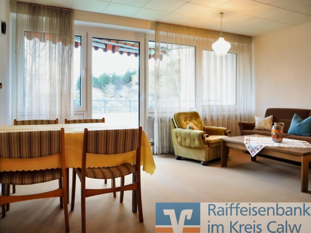 Helles Wohnzimmer mit großer Fensterfont