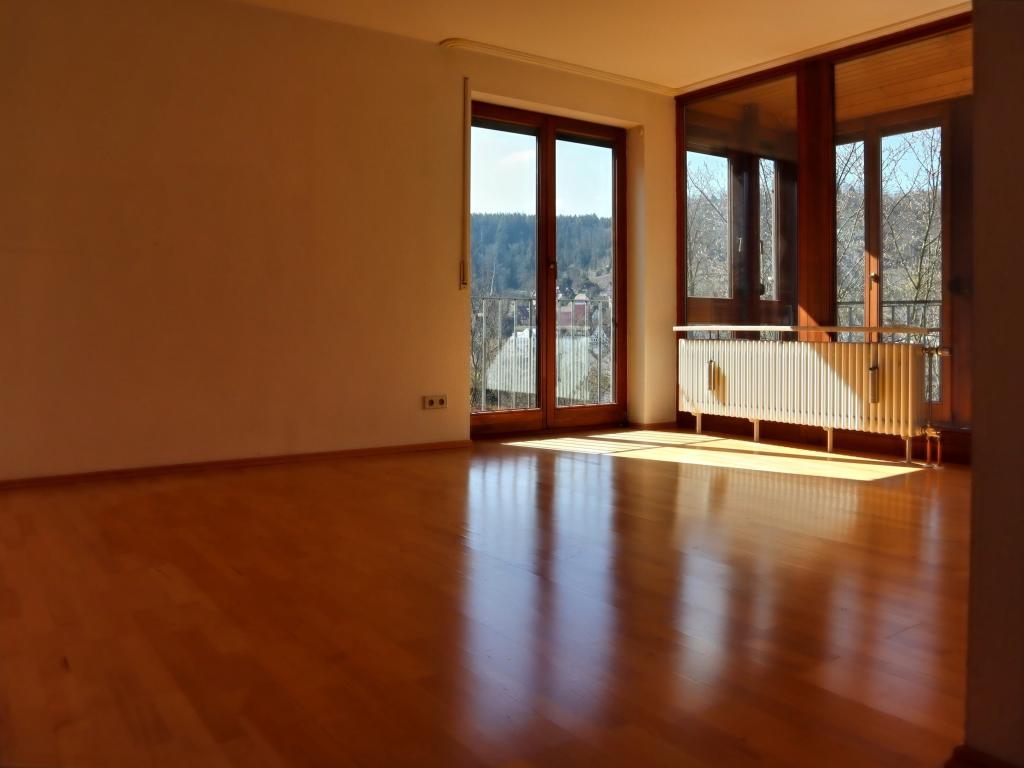 helles Wohnzimmer mit Zugang zum Wintergarten