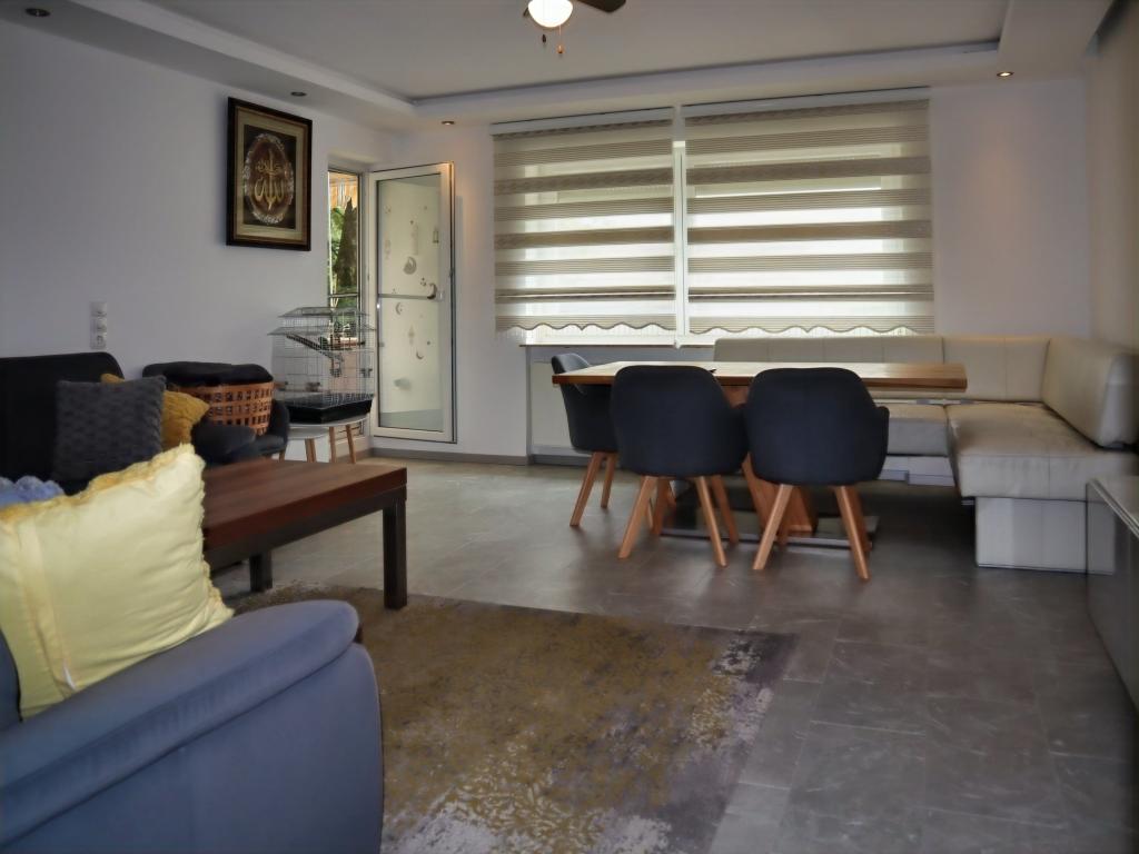 Wohnzimmer mit Zugang zur Loggia