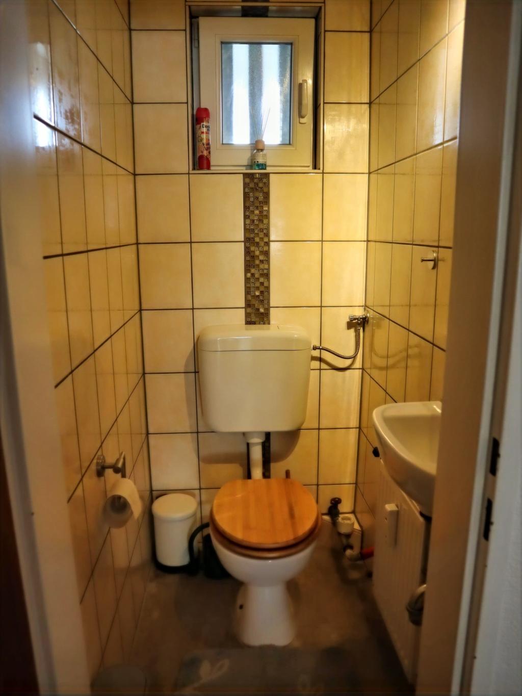 separates WC