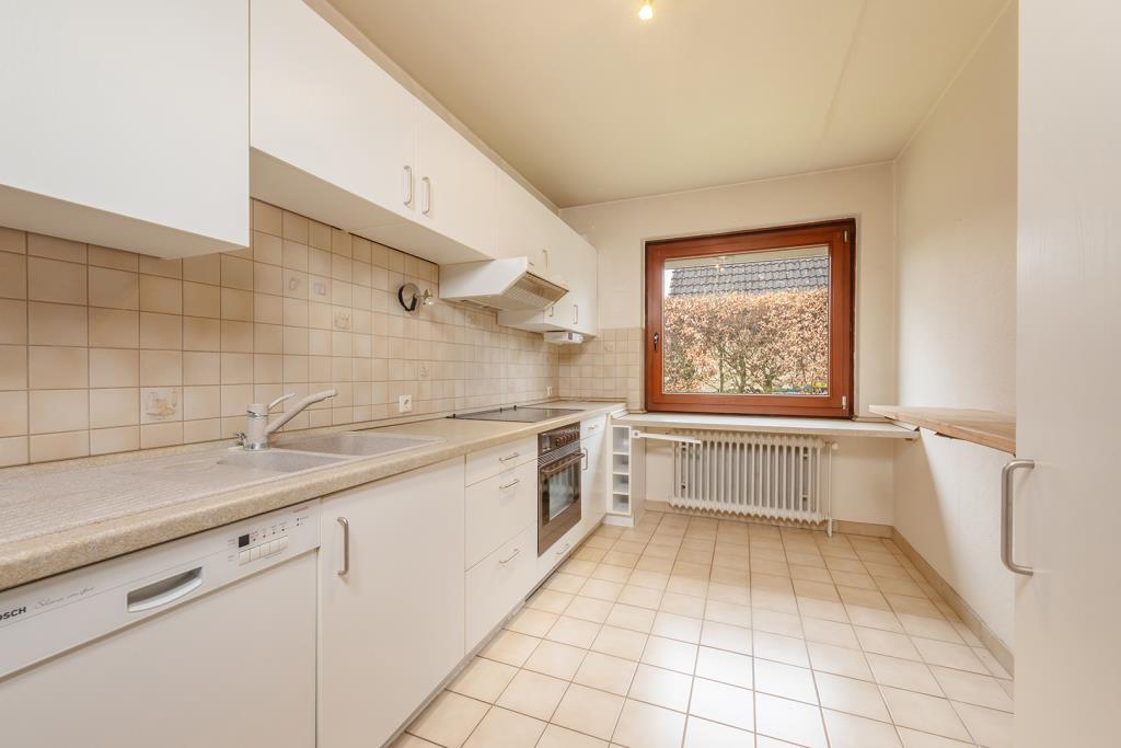 Geräumige Küche mit Fenster
