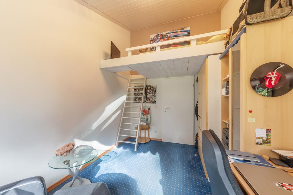 … integriertem Hochbett.