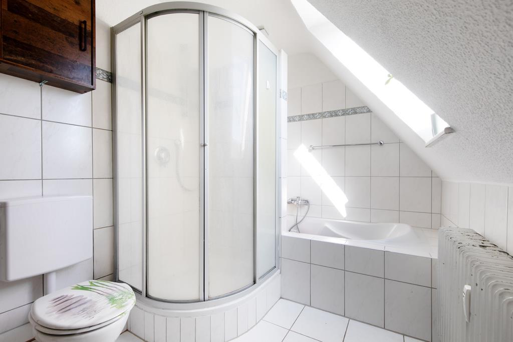 Badezimmer mit Fenster