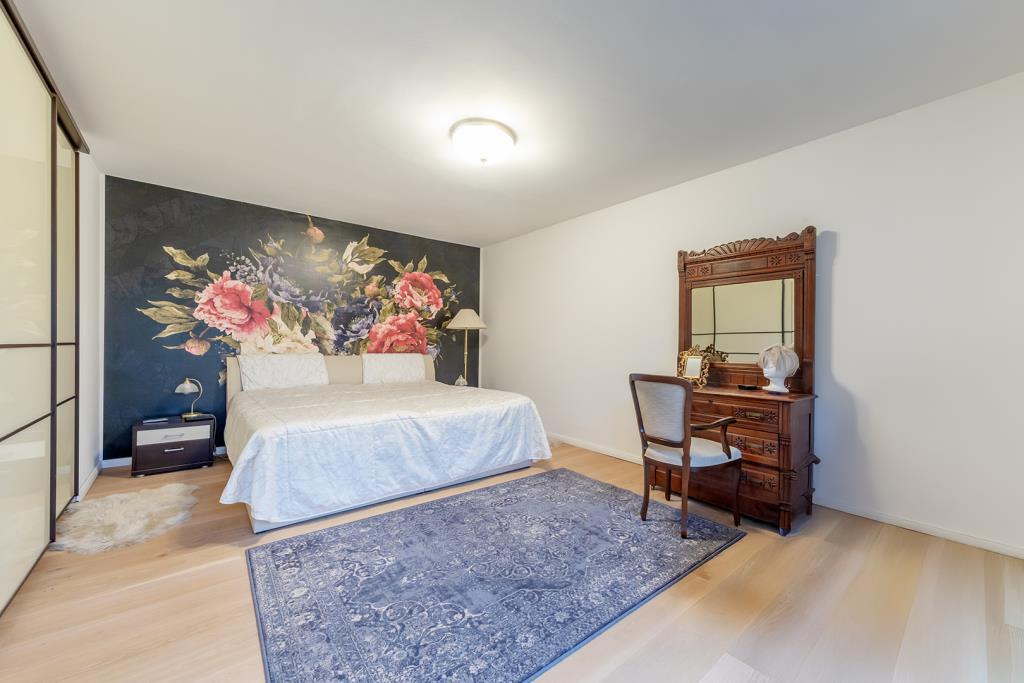 Großzügiges Schlafzimmer