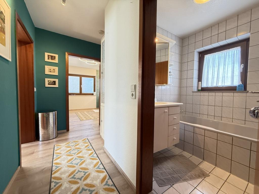 Flur und Bad 1 im OG