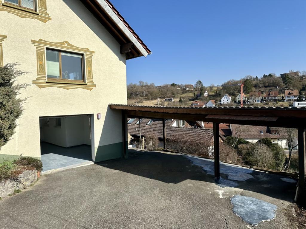 Garage und Stellplätze 