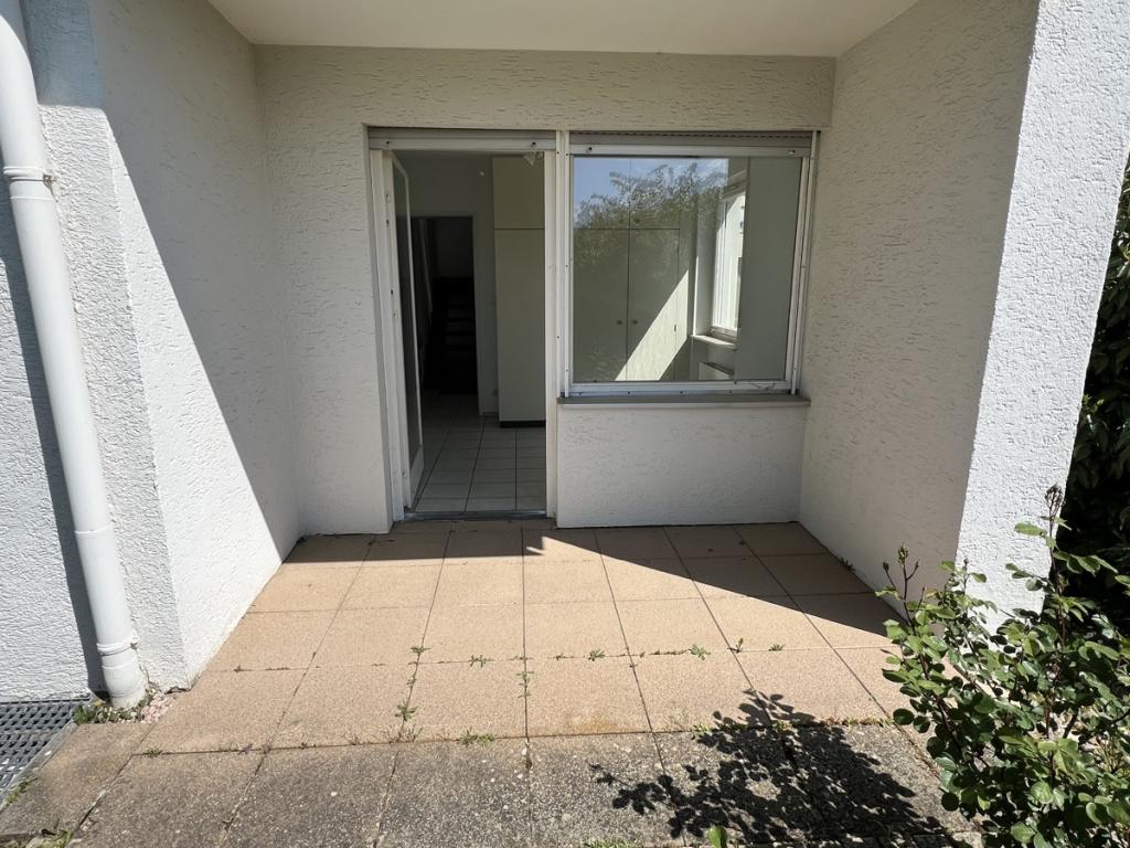 kleine Terrasse vorm Arbeitszimmer