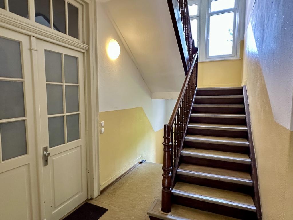 EG - Treppe mit Wohnungstüre