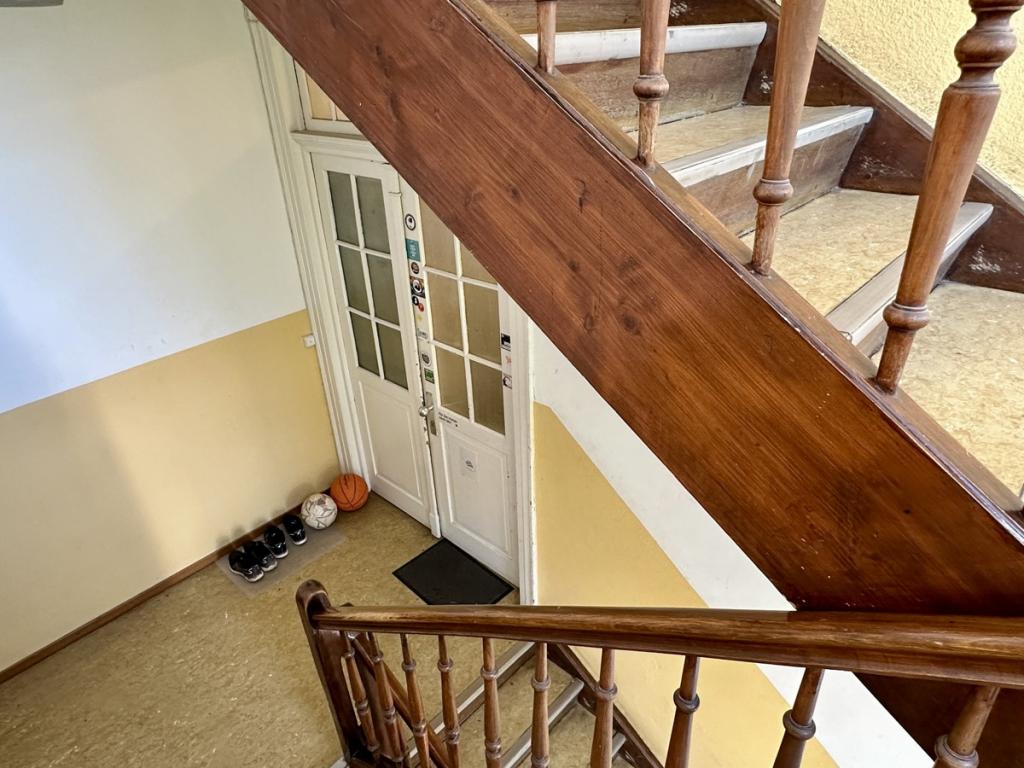 1. OG - Treppe mit Wohnungstüre
