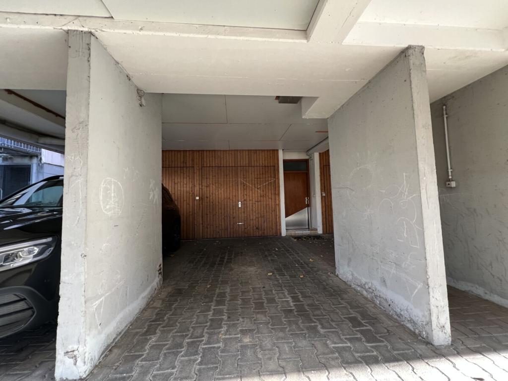 Garage mit überdachtem Stellplatz