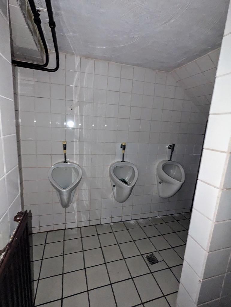 16 Gewerbefläche WC Herren.jpg