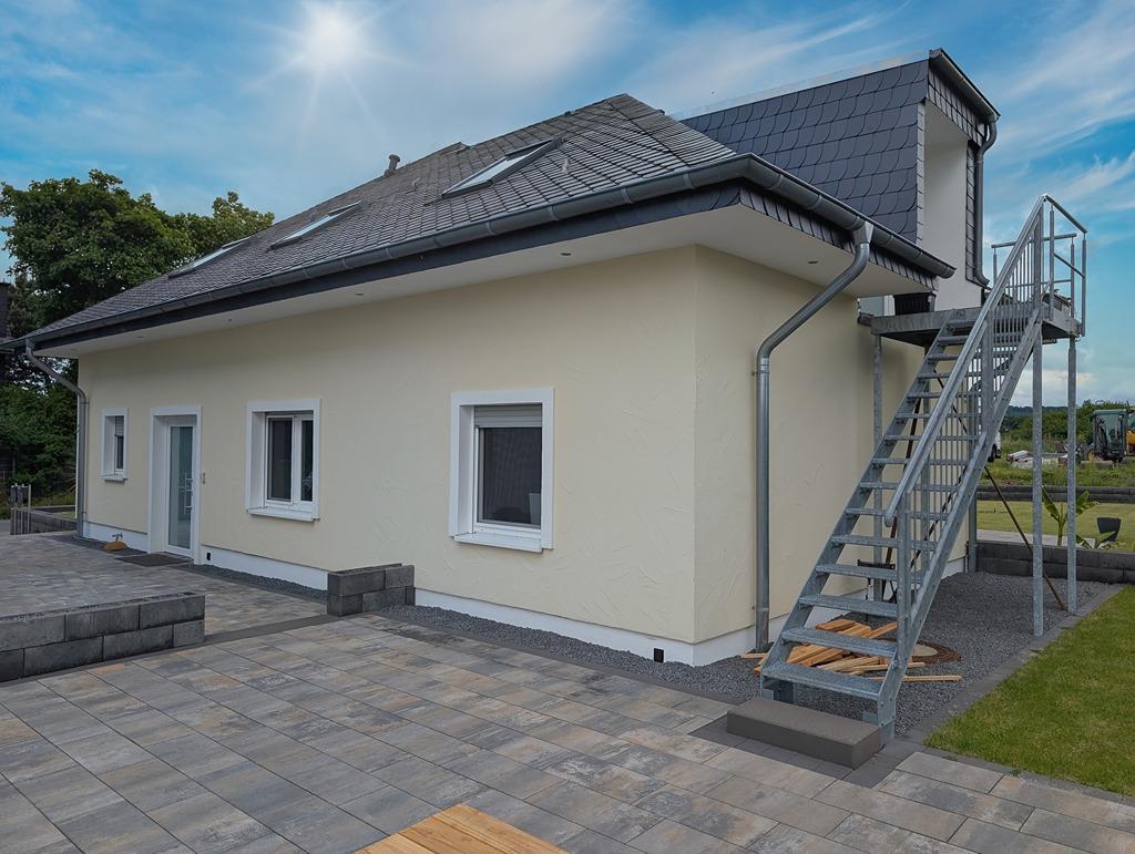 Außenansicht, Blickrichtung Eingang DG-Wohnung.jpeg