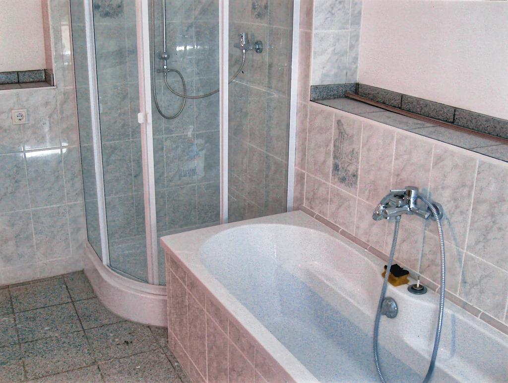 Badezimmer Dusche u. Wanne.jpeg