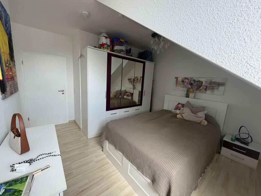 Moderne DG-Wohnung mit Wärmepumpe, Einbauküche, Geschirrspüler und Balkon mit Weitblick - Foto 3