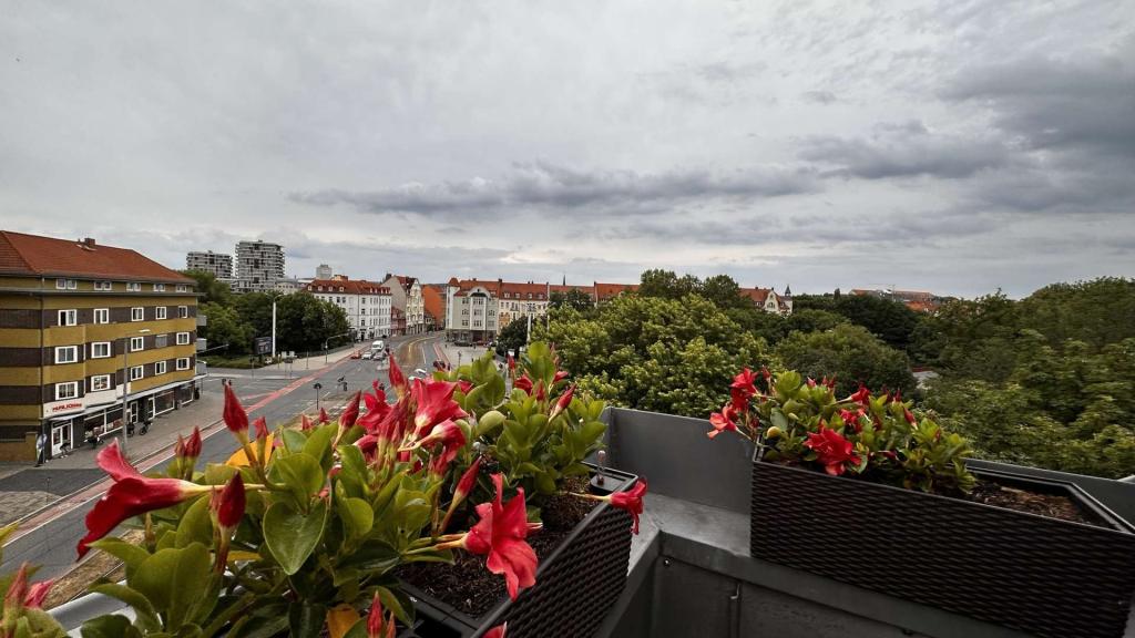 Moderne DG-Wohnung mit Wärmepumpe, Einbauküche, Geschirrspüler und Balkon mit Weitblick - Foto 5