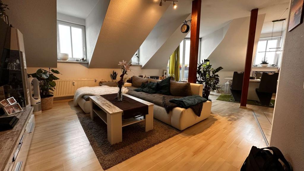 Moderne DG-Wohnung mit Wärmepumpe, Einbauküche, Geschirrspüler und Balkon mit Weitblick - Foto 1
