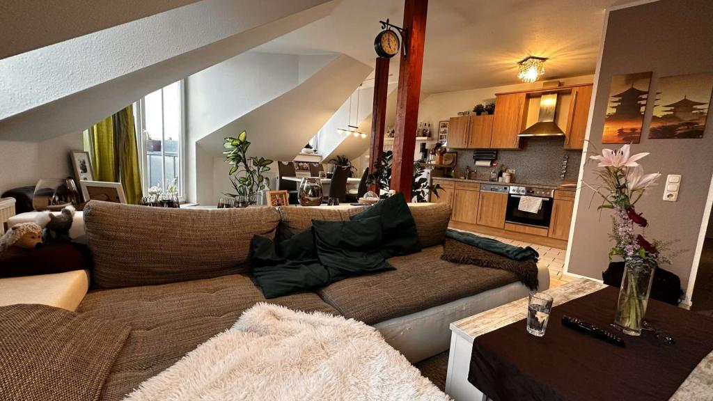 Moderne DG-Wohnung mit Wärmepumpe, Einbauküche, Geschirrspüler und Balkon mit Weitblick - Foto 2