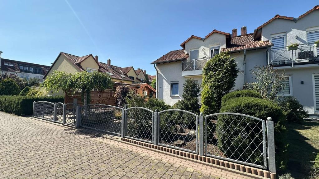 Haus straßenseitig seitlich