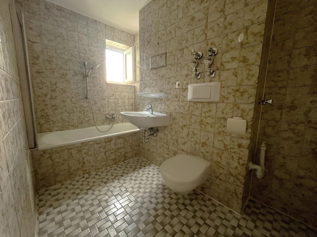 Nah am Zentrum, trotzdem Im Grünen wohnen - großzügige 2-Zimmer-Wohnung mit Balkon - Photo 2