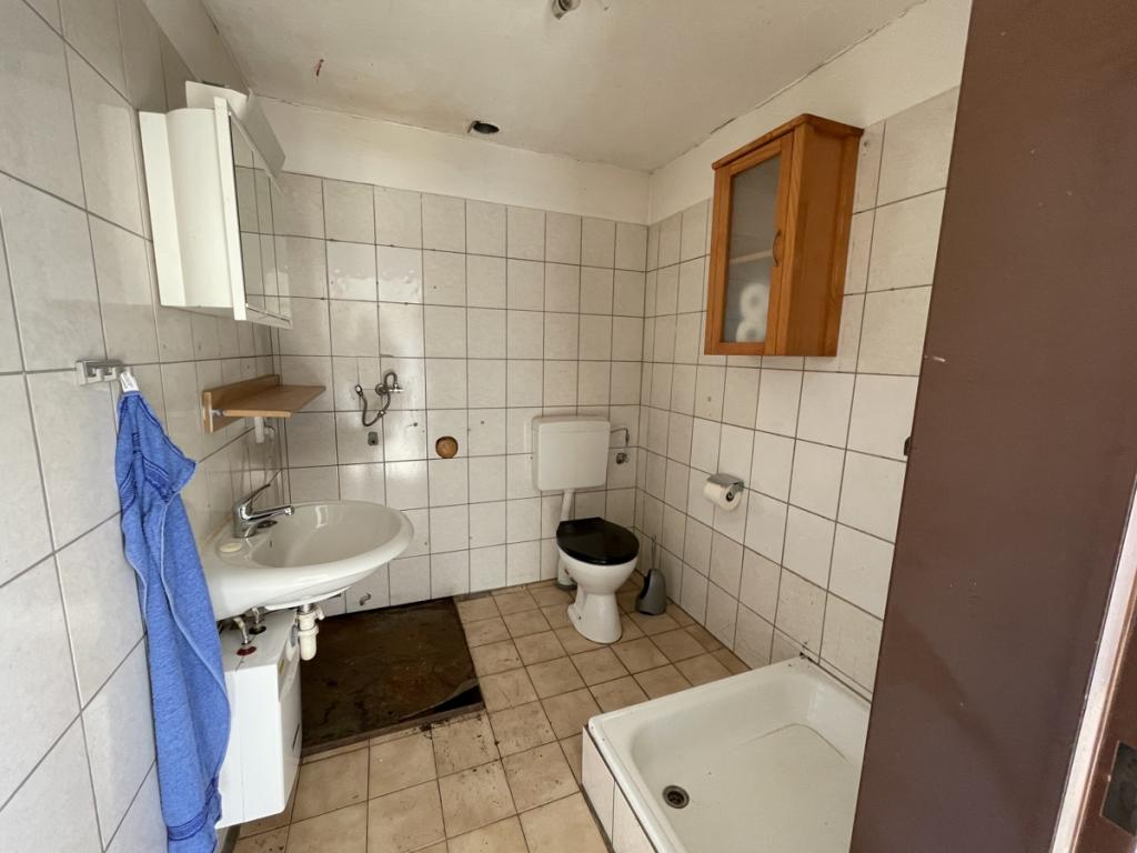 Dusche und WC in der Halle 