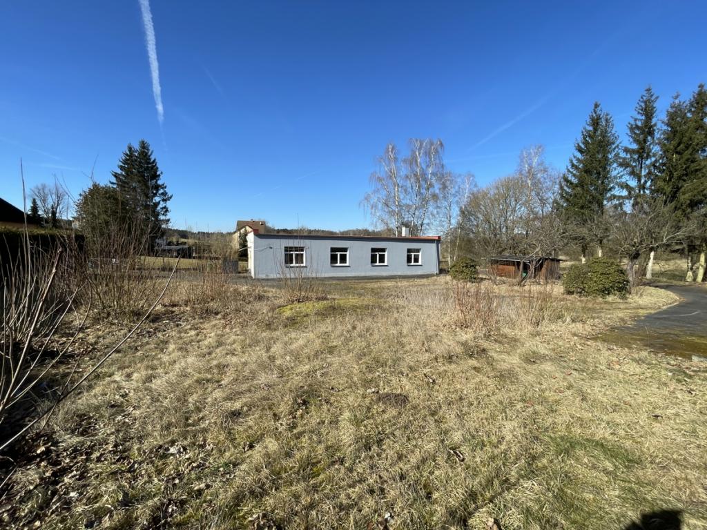 Freies Baugrundstück mit Halle und Gartenland 