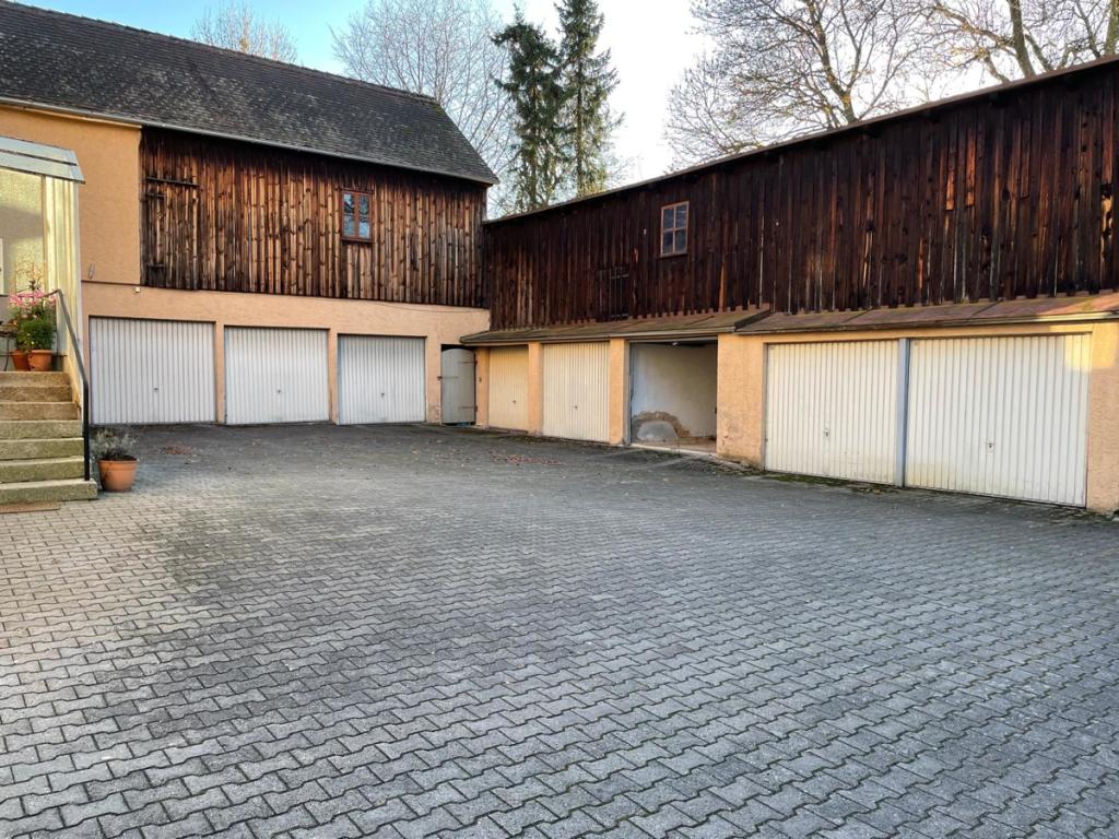 Innenhof mit Garagen 