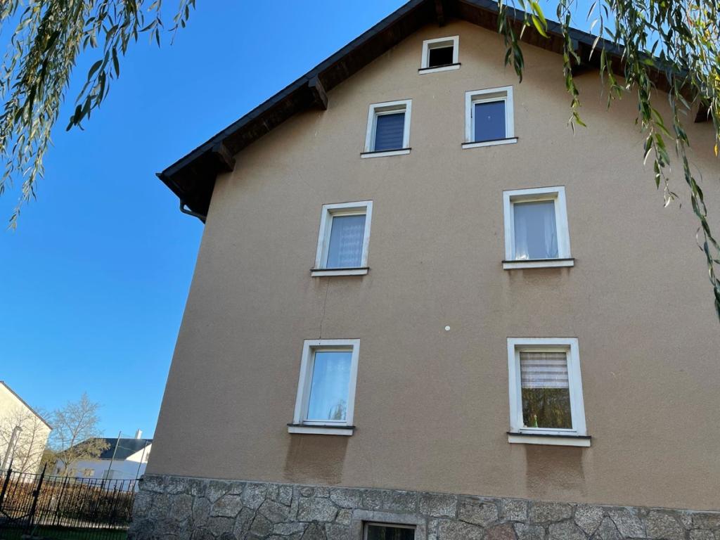 Blick zum Haus von der Einfahrt aus 