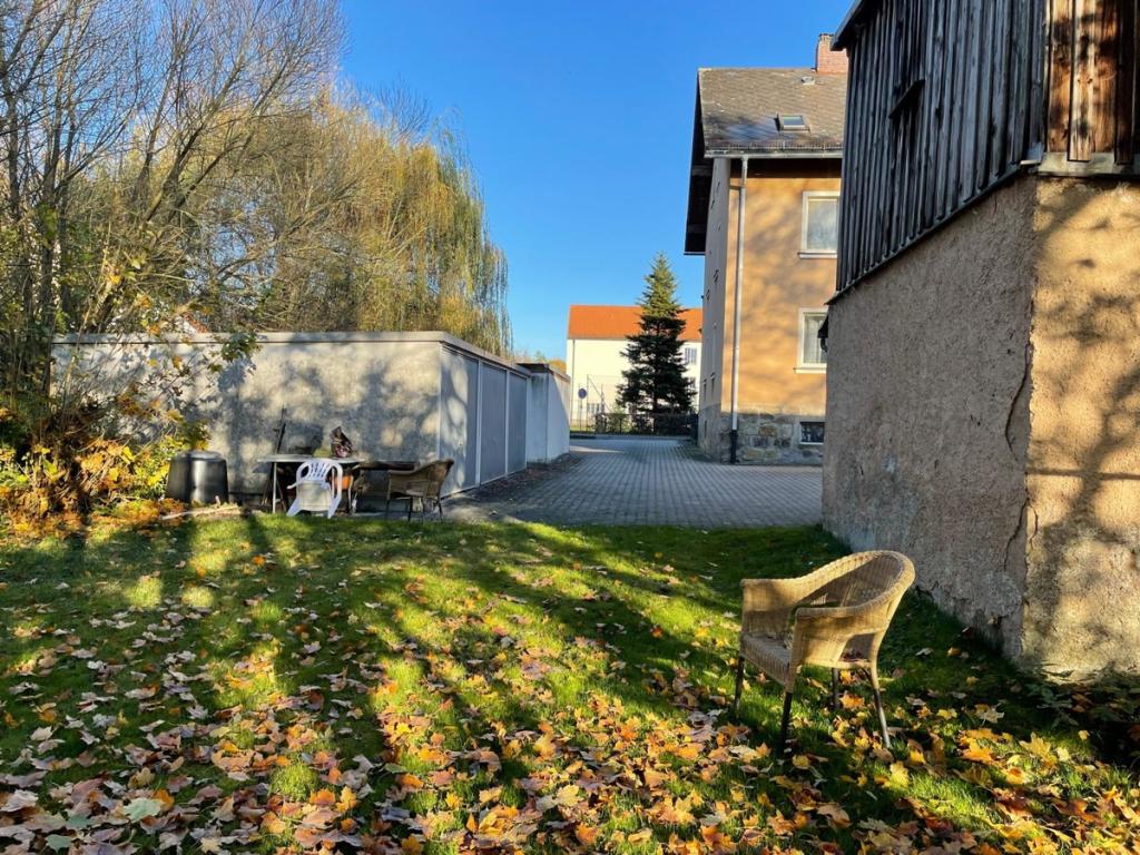 Blick vom Garten zur Einfahrt 