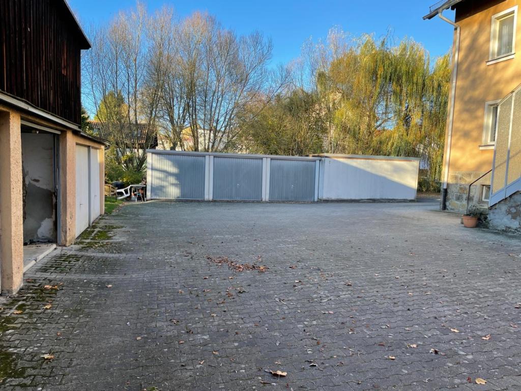 Innenhof mit den Garagen 