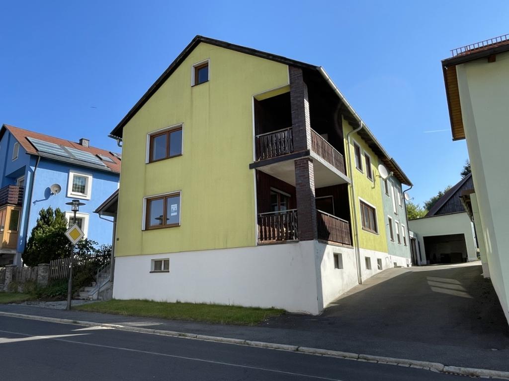 Hausansicht und Zufahrt zur Scheune