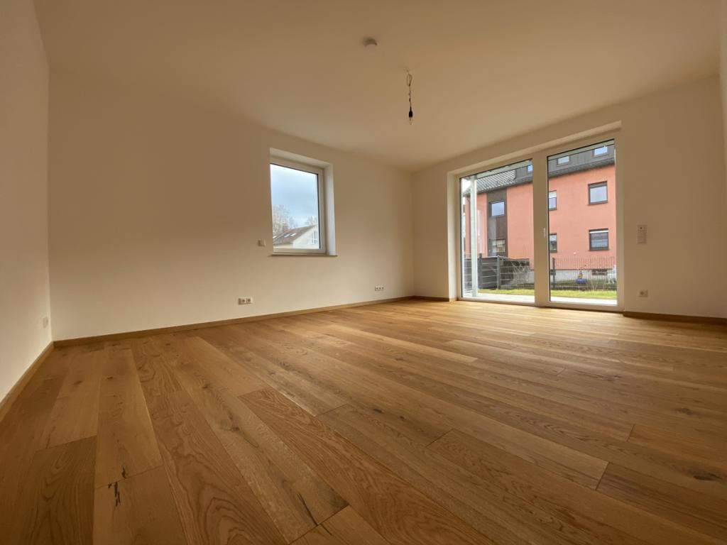 Wohnbereich mit Zugang zur Terrasse und Gartenanteil