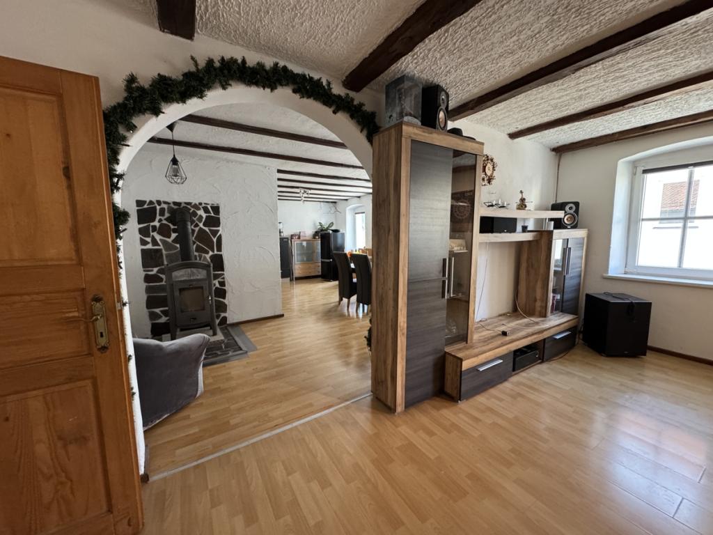 9 Blick vom Wohnzimmer in Küche und Essbereich