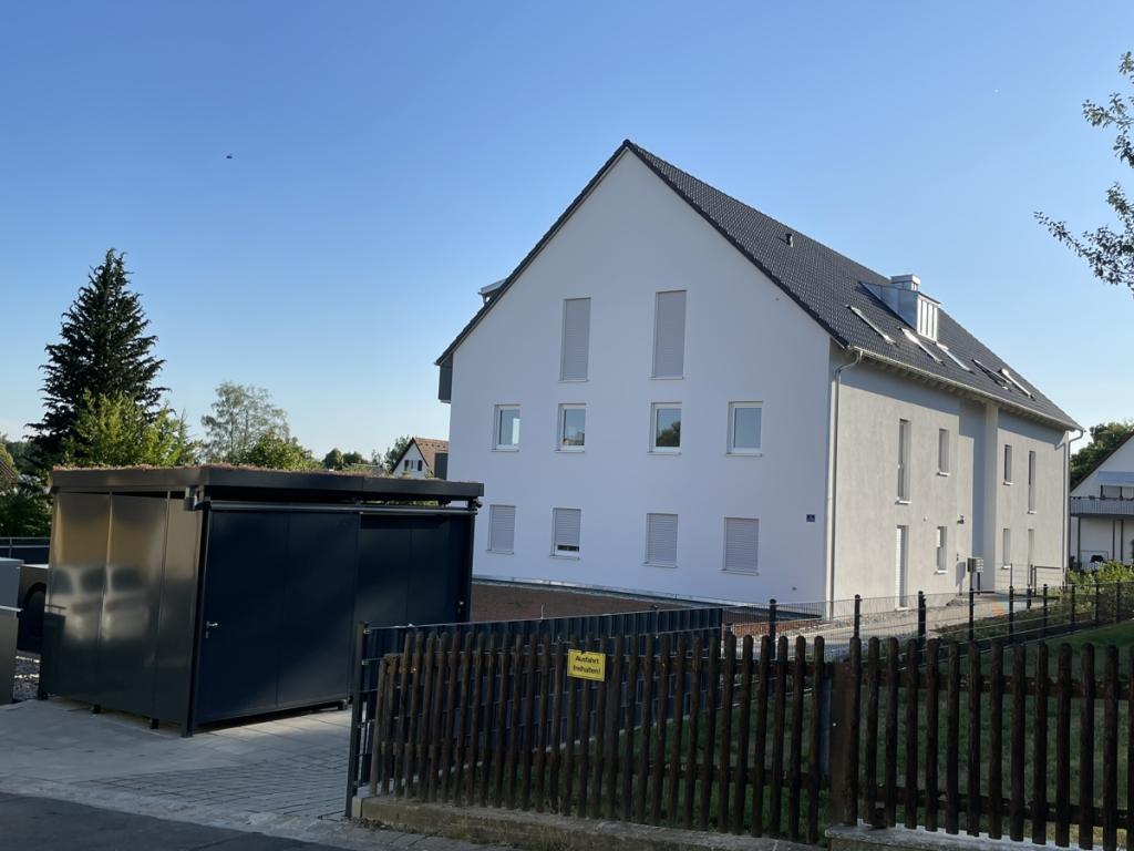 Blick zum Haus mit Eingangsbereich