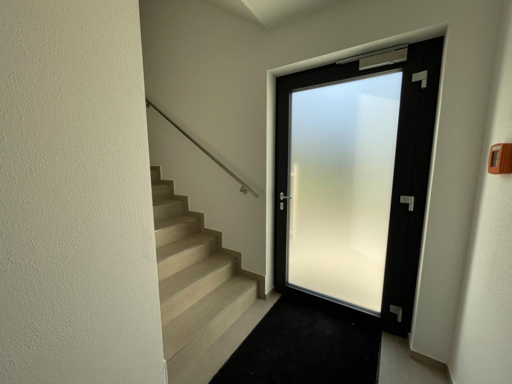 Haustüre mit Blick zur Treppe nach oben