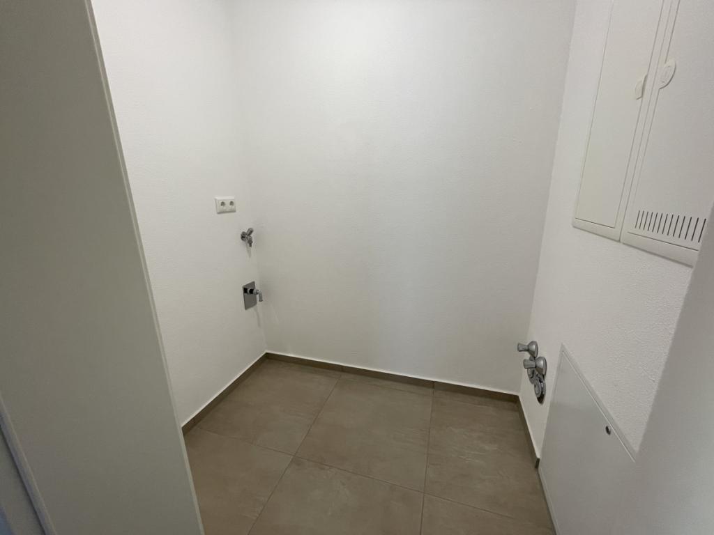 Abstellkammer mit Waschmaschinen Anschluss