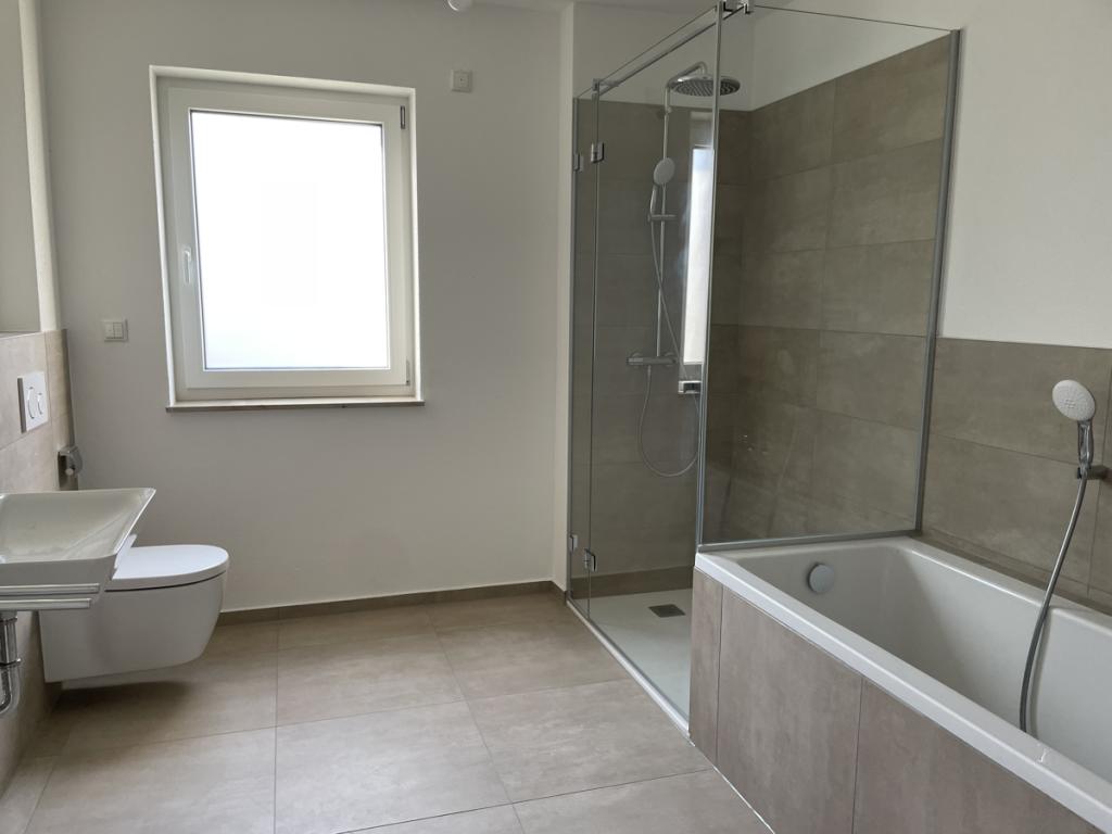 Bad mit Dusche, Wanne und WC