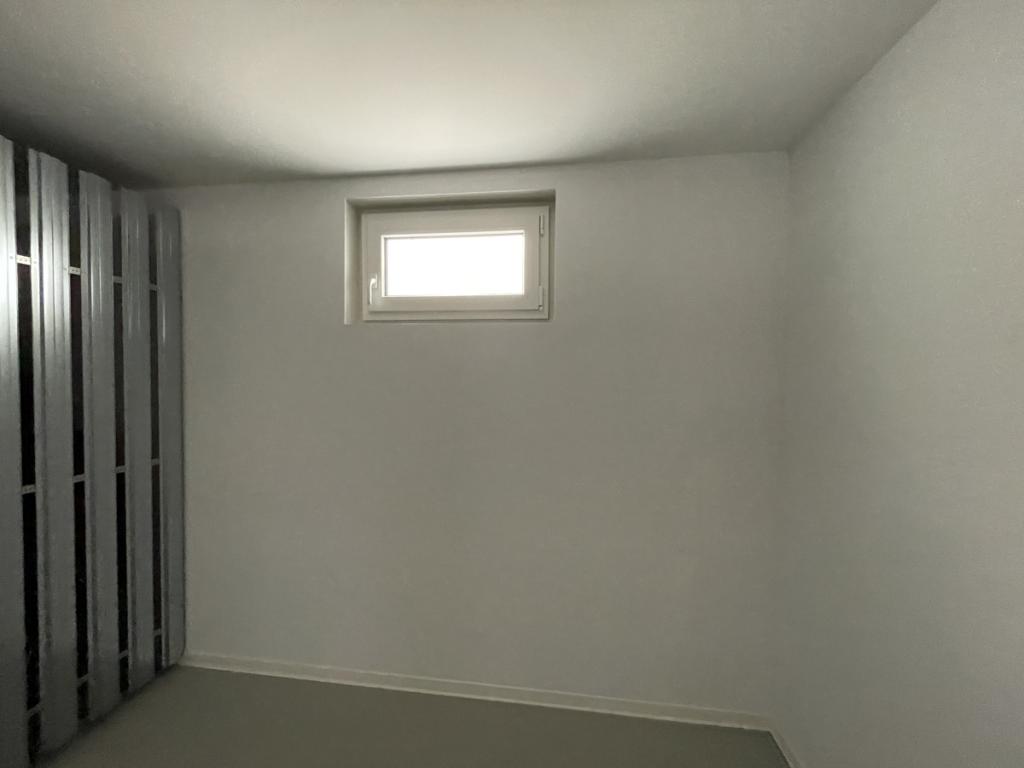 Kellerraum mit Strom und Fenster