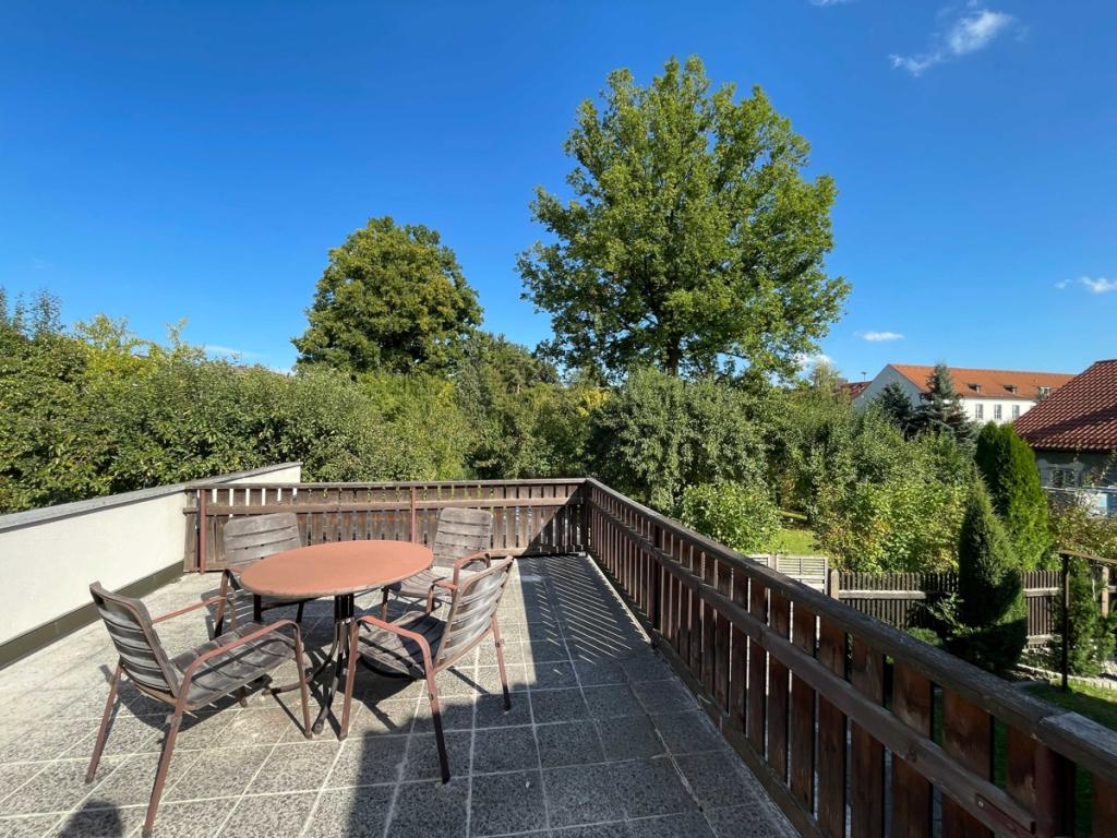 Blick von der Dachterrasse in die grüne Landschaft und Gärten