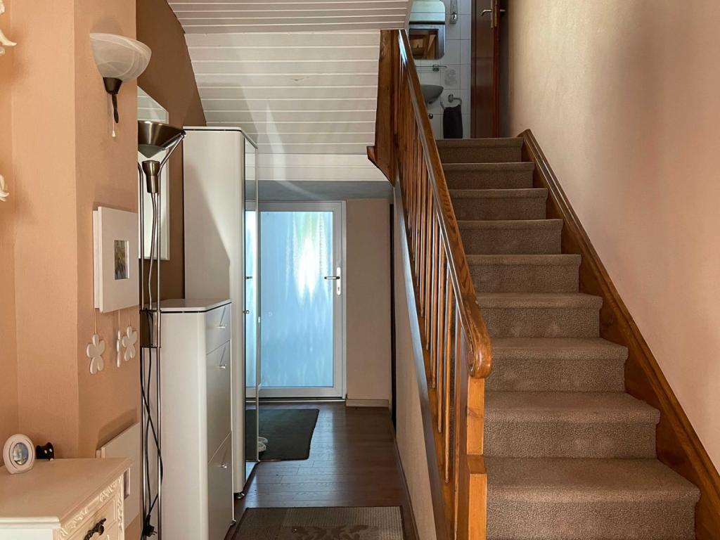 Flur im EG mit Blick Treppe zum 1 OG