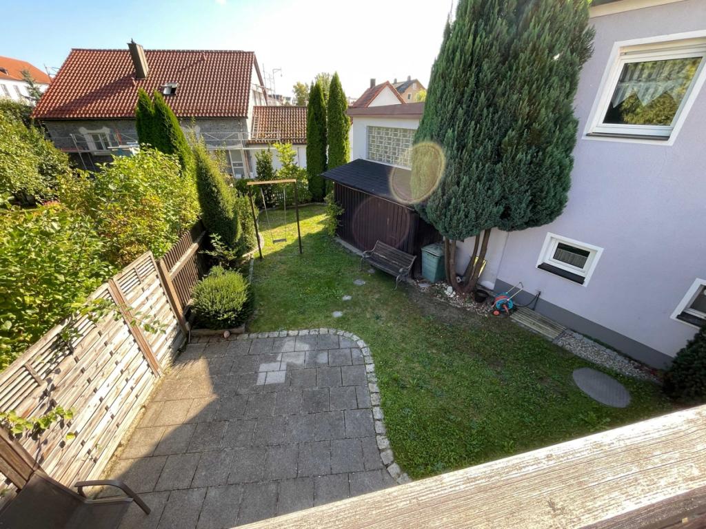 Blick in den Garten von der Dachterrasse aus