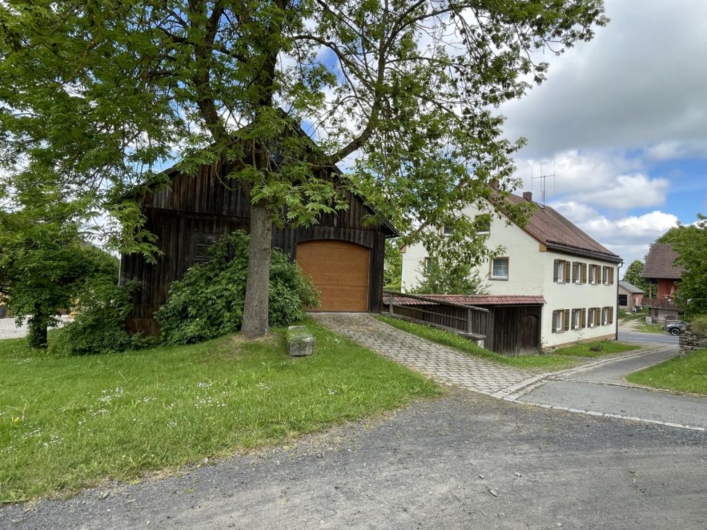Hocheinfahrt zur Scheune und Blick zum Haus