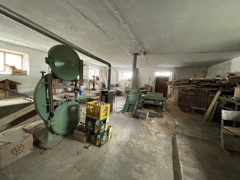 Kuhstall umgebaut zur Werkstatt mit Ofen