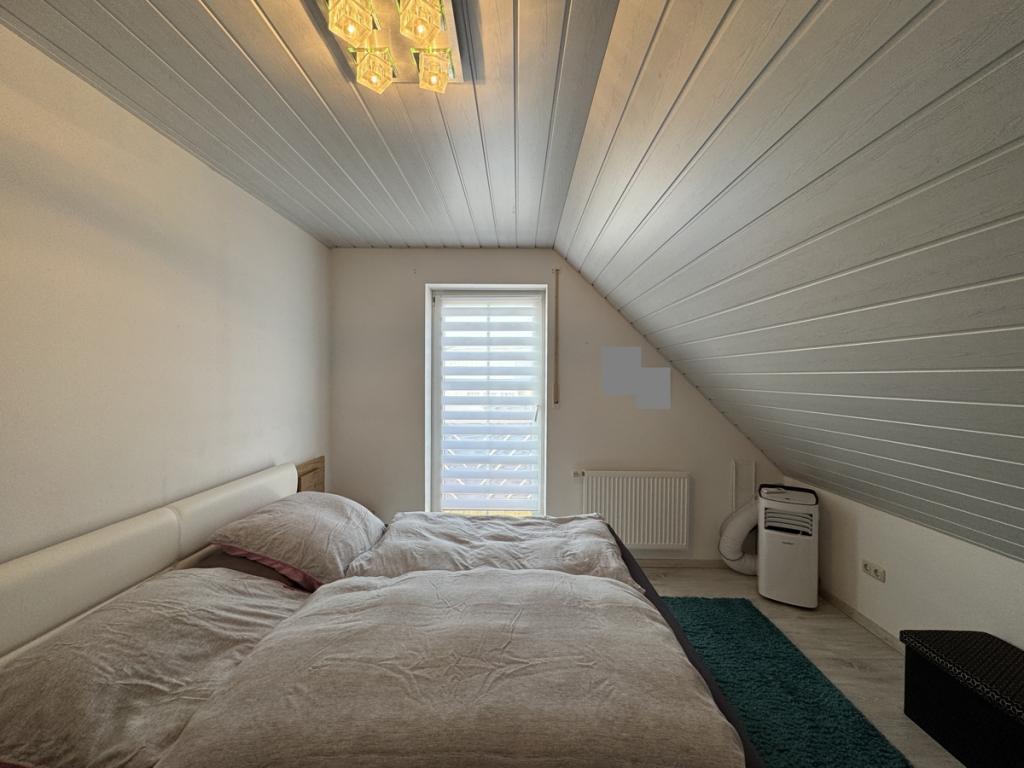 Schlafzimmer mit Zugang zum Balkon